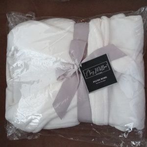 Amy Miller Plush One-Size Unisex Robe